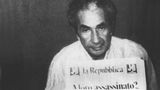 Der entführte Aldo Moro im Versteck der brigate rosse. Er hält eine Ausgabe der römischen Zeitung "La Repubblica".