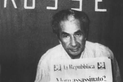 Der entführte Aldo Moro im Versteck der brigate rosse. Er hält eine Ausgabe der römischen Zeitung "La Repubblica".
