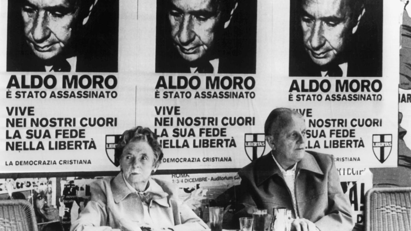 Ein älteres Paar sitzt am 10. Mai 1978 in einem Cafe unter Plakaten mit dem Porträt des ermordeten Aldo Moros, die überall in Rom angeschlagen wurden. Ein Paar sitzt unter Plakaten mit dem Porträt des ermordeten Aldo Moro