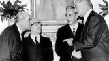 Aldo Moro, hier Zweiter von rechts, hatte in seiner politischen Laufbahn mehrere hohe Regierungsämter inne.