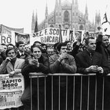 Menschen demonstrieren nach der Verschleppung Moros vor dem Mailänder Dom