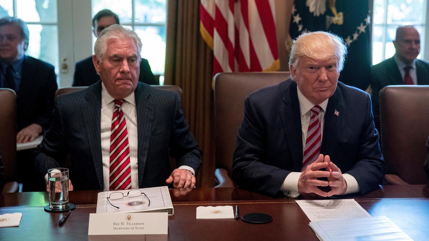 Rex Tillerson (l.) ist nicht länger Außenminister der USA - Donald Trump setzte ihn vor die Tür