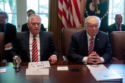 Rex Tillerson (l.) ist nicht länger Außenminister der USA - Donald Trump setzte ihn vor die Tür