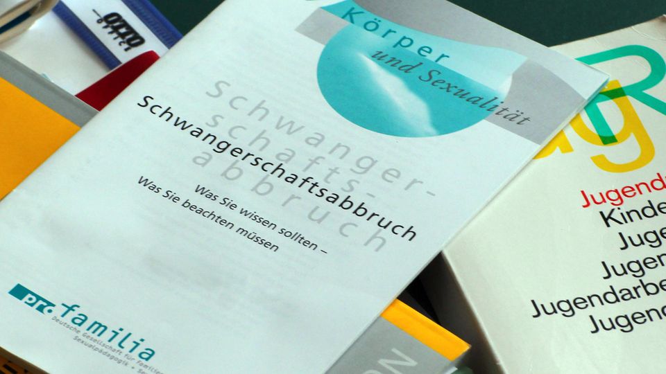 Schwangerschaftsabbrüche - SPD verzichtet vorerst auf Streichung des Werbeverbots Pro-Familia-Broschüre über den Schwangerschaftsabbruch: Das Werbeverbot bleibt vorerst. Die SPD hat vorerst auf eine Streichung verzichtet.