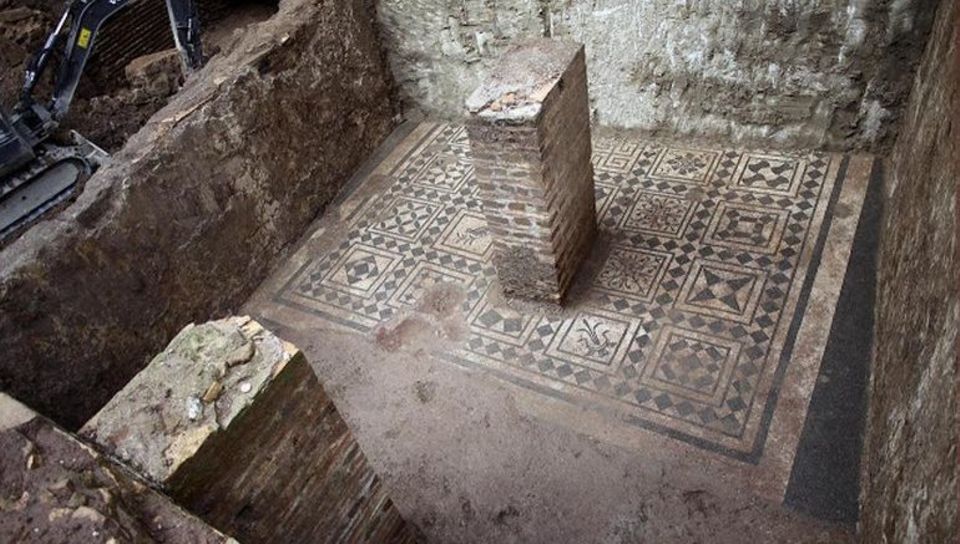Rom: Um das Domus zu transportieren, wird das Haus aus seiner Umgebung herausgeschält. Um das Domus zu transportieren, wird das Haus aus seiner Umgebung herausgeschält.