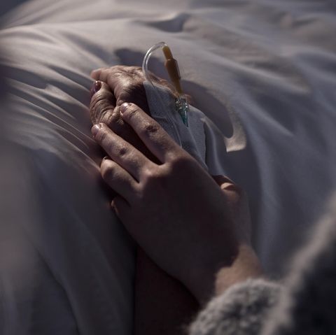 Junge und alte Hände greifen ineinander
