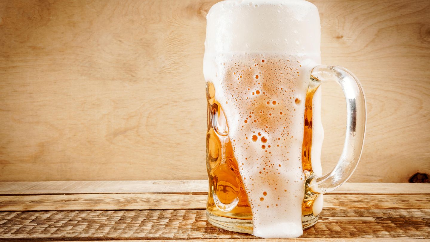 Bier  Nach Ablauf noch unbedenklich? Ja, mehrere Monate bis Jahre      Wie prüfen?   Augen: oben treibt Schimmel, erst kleine Pünktchen, dann Teppich/ Flockenbildung  Nase: muffig, stechend  Mund: bitter, schal      Was tun? Bei Schimmel entsorgen. Kleine Farb- oder Aromaveränderungen sind okay.      Tipp: So bleibt Bier länger frisch: dunkel und kühl.