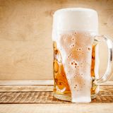 Bier  Nach Ablauf noch unbedenklich? Ja, mehrere Monate bis Jahre      Wie prüfen?   Augen: oben treibt Schimmel, erst kleine Pünktchen, dann Teppich/ Flockenbildung  Nase: muffig, stechend  Mund: bitter, schal      Was tun? Bei Schimmel entsorgen. Kleine Farb- oder Aromaveränderungen sind okay.      Tipp: So bleibt Bier länger frisch: dunkel und kühl.