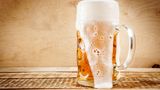 Bier  Nach Ablauf noch unbedenklich? Ja, mehrere Monate bis Jahre      Wie prüfen?   Augen: oben treibt Schimmel, erst kleine Pünktchen, dann Teppich/ Flockenbildung  Nase: muffig, stechend  Mund: bitter, schal      Was tun? Bei Schimmel entsorgen. Kleine Farb- oder Aromaveränderungen sind okay.      Tipp: So bleibt Bier länger frisch: dunkel und kühl.