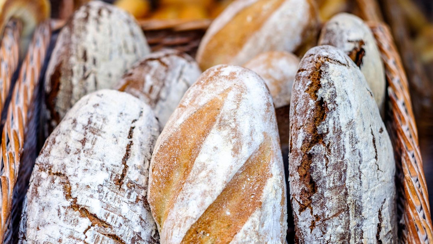Brot  Nach Ablauf noch unbedenklich? Ja, mehrere Tage      Wie prüfen?  Augen: schimmelig  Nase: muffig, alt  Mund: altbacken      Was tun?  Verschimmeltes Brot oder Brötchen ganz entsorgen.    Vorsicht: Schimmel hat unterschiedliche Farben, z.B. weiß, blau oder grün.    Er beginnt häufig mit kleinen weißen Pünktchen, wächst dann weiter und wird meistens blau-grünlich.    Trockene Brotreste zu Semmelknödel oder Croutons verarbeiten oder hart werden lassen und daraus Paniermehl machen.      Tipp: So bleiben Brot und Brötchen länger frisch: Dunkel, bei Zimmertemperatur, nicht im Kühlschrank. Ganzes und dunkles Brot (z.B. Sauerteig- oder Roggenbrot) hält länger als in Scheiben geschnittenes und helles Weizenbrot. Brotkasten statt Plastiktüte. Portionsweise einfrieren.