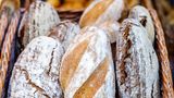Brot  Nach Ablauf noch unbedenklich? Ja, mehrere Tage      Wie prüfen?  Augen: schimmelig  Nase: muffig, alt  Mund: altbacken      Was tun?  Verschimmeltes Brot oder Brötchen ganz entsorgen.    Vorsicht: Schimmel hat unterschiedliche Farben, z.B. weiß, blau oder grün.    Er beginnt häufig mit kleinen weißen Pünktchen, wächst dann weiter und wird meistens blau-grünlich.    Trockene Brotreste zu Semmelknödel oder Croutons verarbeiten oder hart werden lassen und daraus Paniermehl machen.      Tipp: So bleiben Brot und Brötchen länger frisch: Dunkel, bei Zimmertemperatur, nicht im Kühlschrank. Ganzes und dunkles Brot (z.B. Sauerteig- oder Roggenbrot) hält länger als in Scheiben geschnittenes und helles Weizenbrot. Brotkasten statt Plastiktüte. Portionsweise einfrieren.