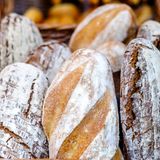 Brot  Nach Ablauf noch unbedenklich? Ja, mehrere Tage      Wie prüfen?  Augen: schimmelig  Nase: muffig, alt  Mund: altbacken      Was tun?  Verschimmeltes Brot oder Brötchen ganz entsorgen.    Vorsicht: Schimmel hat unterschiedliche Farben, z.B. weiß, blau oder grün.    Er beginnt häufig mit kleinen weißen Pünktchen, wächst dann weiter und wird meistens blau-grünlich.    Trockene Brotreste zu Semmelknödel oder Croutons verarbeiten oder hart werden lassen und daraus Paniermehl machen.      Tipp: So bleiben Brot und Brötchen länger frisch: Dunkel, bei Zimmertemperatur, nicht im Kühlschrank. Ganzes und dunkles Brot (z.B. Sauerteig- oder Roggenbrot) hält länger als in Scheiben geschnittenes und helles Weizenbrot. Brotkasten statt Plastiktüte. Portionsweise einfrieren.