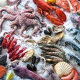 Fisch, frisch  Nach Ablauf noch unbedenklich? Nein, Verbrauchsdatum einhalten      Wie prüfen?  Augen: graue Kiemen, trübe Augen, eine mit dem Finger gedrückte Delle verschwindet nicht mehr so schnell, Filets auffällig schleimig und klebrig  Nase: durchdringend fischig, faulig/ je stärker der Geruch desto älter der Fisch  Mund: wenig arteigenes Aroma      Was tun? Nach Ablauf des Verbrauchsdatums entsorgen. Bei Tiefkühlfisch das Auftauwasser nicht mit anderen Lebensmitteln (z.B. Salat) in Kontakt kommen lassen und in den Ausguss gießen.      Tipp: So bleibt Fisch länger frisch: In der untersten Ebene des Kühlschranks, so kalt wie möglich. Seefisch hält sich länger als Süßwasserfisch. Frisch hält er sich wenige Tage, geräuchert ca. 3 Tage, tiefgefroren viele Monate bis Jahre. Frischen Fisch am besten in der Ursprungsverpackung oder geschlossen in einer Glas- oder Porzellanschale aufbewahren.