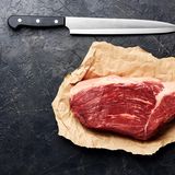 Fleisch, frisch  Nach Ablauf noch unbedenklich? Nein, Verbrauchsdatum einhalten      Wie prüfen?  Augen: schmierige Oberfläche, bei frischem Rindfleisch verschwindet eine mit dem Finger gedrückte Delle rasch.  Mund: streng, frisch riecht es leicht säuerlich, altes leicht muffig oder süßlich      Was tun? Nach Ablauf des Verbrauchsdatums entsorgen. Bei Tiefkühlfleisch das Auftauwasser nicht mit anderen Lebensmitteln (z.B. Salat) in Kontakt kommen lassen und in den Ausguss gießen.      Tipp: So bleibt Fleisch länger frisch: In der untersten Ebene des Kühlschranks. Roh hält es bis zu drei Tage/ Braten, Steak, ganze Stücke (3–4 Tage)/Gulasch, Geschnetzeltes, Spieße (1 Tag)/gegart ca. 2–3 Tage. Gegartes Fleisch abgedeckt im Kühlschrank lagern. Gut durchgaren. Tiefgefrorenes Fleisch (bei mindestens -18 Grad) viele Monate haltbar.