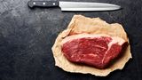 Fleisch, frisch  Nach Ablauf noch unbedenklich? Nein, Verbrauchsdatum einhalten      Wie prüfen?  Augen: schmierige Oberfläche, bei frischem Rindfleisch verschwindet eine mit dem Finger gedrückte Delle rasch.  Mund: streng, frisch riecht es leicht säuerlich, altes leicht muffig oder süßlich      Was tun? Nach Ablauf des Verbrauchsdatums entsorgen. Bei Tiefkühlfleisch das Auftauwasser nicht mit anderen Lebensmitteln (z.B. Salat) in Kontakt kommen lassen und in den Ausguss gießen.      Tipp: So bleibt Fleisch länger frisch: In der untersten Ebene des Kühlschranks. Roh hält es bis zu drei Tage/ Braten, Steak, ganze Stücke (3–4 Tage)/Gulasch, Geschnetzeltes, Spieße (1 Tag)/gegart ca. 2–3 Tage. Gegartes Fleisch abgedeckt im Kühlschrank lagern. Gut durchgaren. Tiefgefrorenes Fleisch (bei mindestens -18 Grad) viele Monate haltbar.