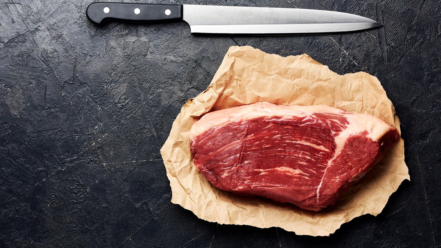 Sehen, schmecken, riechen: Fleisch, frisch Nach Ablauf noch unbedenklich? Nein, Verbrauchsdatum einhalten Wie prüfen? Augen: schmierige Oberfläche, bei frischem Rindfleisch verschwindet eine mit dem Finger gedrückte Delle rasch. Mund: streng, frisch riecht es leicht säuerlich, altes leicht muffig oder süßlich Was tun? Nach Ablauf des Verbrauchsdatums entsorgen. Bei Tiefkühlfleisch das Auftauwasser nicht mit anderen Lebensmitteln (z.B. Salat) in Kontakt kommen lassen und in den Ausguss gießen. Tipp: So bleibt Fleisch länger frisch: In der untersten Ebene des Kühlschranks. Roh hält es bis zu drei Tage/ Braten, Steak, ganze Stücke (3–4 Tage)/Gulasch, Geschnetzeltes, Spieße (1 Tag)/gegart ca. 2–3 Tage. Gegartes Fleisch abgedeckt im Kühlschrank lagern. Gut durchgaren. Tiefgefrorenes Fleisch (bei mindestens -18 Grad) viele Monate haltbar. Fleisch, frisch Nach Ablauf noch unbedenklich? Nein, Verbrauchsdatum einhalten Wie prüfen? Augen: schmierige Oberfläche, bei frischem Rindfleisch verschwindet eine mit dem Finger gedrückte Delle rasch. Mund: streng, frisch riecht es leicht säuerlich, altes leicht muffig oder süßlich Was tun? Nach Ablauf des Verbrauchsdatums entsorgen. Bei Tiefkühlfleisch das Auftauwasser nicht mit anderen Lebensmitteln (z.B. Salat) in Kontakt kommen lassen und in den Ausguss gießen. Tipp: So bleibt Fleisch länger frisch: In der untersten Ebene des Kühlschranks. Roh hält es bis zu drei Tage/ Braten, Steak, ganze Stücke (3–4 Tage)/Gulasch, Geschnetzeltes, Spieße (1 Tag)/gegart ca. 2–3 Tage. Gegartes Fleisch abgedeckt im Kühlschrank lagern. Gut durchgaren. Tiefgefrorenes Fleisch (bei mindestens -18 Grad) viele Monate haltbar.