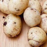 Kartoffeln  Nach Ablauf noch unbedenklich? Tage bis Wochen      Wie prüfen?  Augen: faulige oder grüne Stellen, schimmlig  Nase: stinken unangenehm faulig  Mund: gummiartig, weich      Was tun? Verzehr noch möglich, wenn grüne Stellen und Keime großzügig entfernt werden. Etwas schrumpelige Kartoffeln für Kartoffelbrei oder Suppe verwenden. Reste gekochter Kartoffeln: Bratkartoffeln.      Tipp: So bleiben Kartoffeln länger frisch: Dunkel und kühl lagern, möglichst im Keller oder möglichst unter 10°C. Gekochte Kartoffeln halten sich mindestens 2 Tage im Kühlschrank