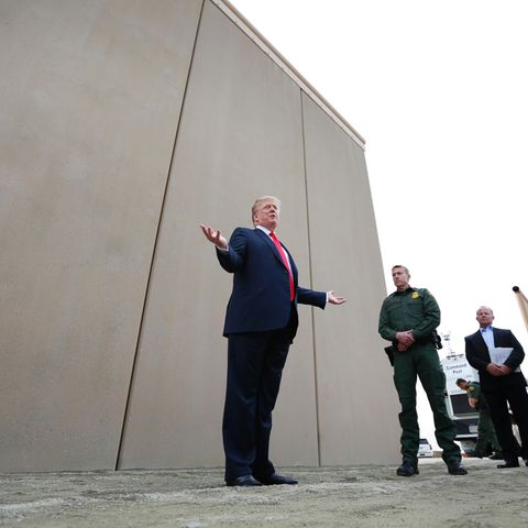 Donald Trump vor Mauer-Prototypen in San Diego County