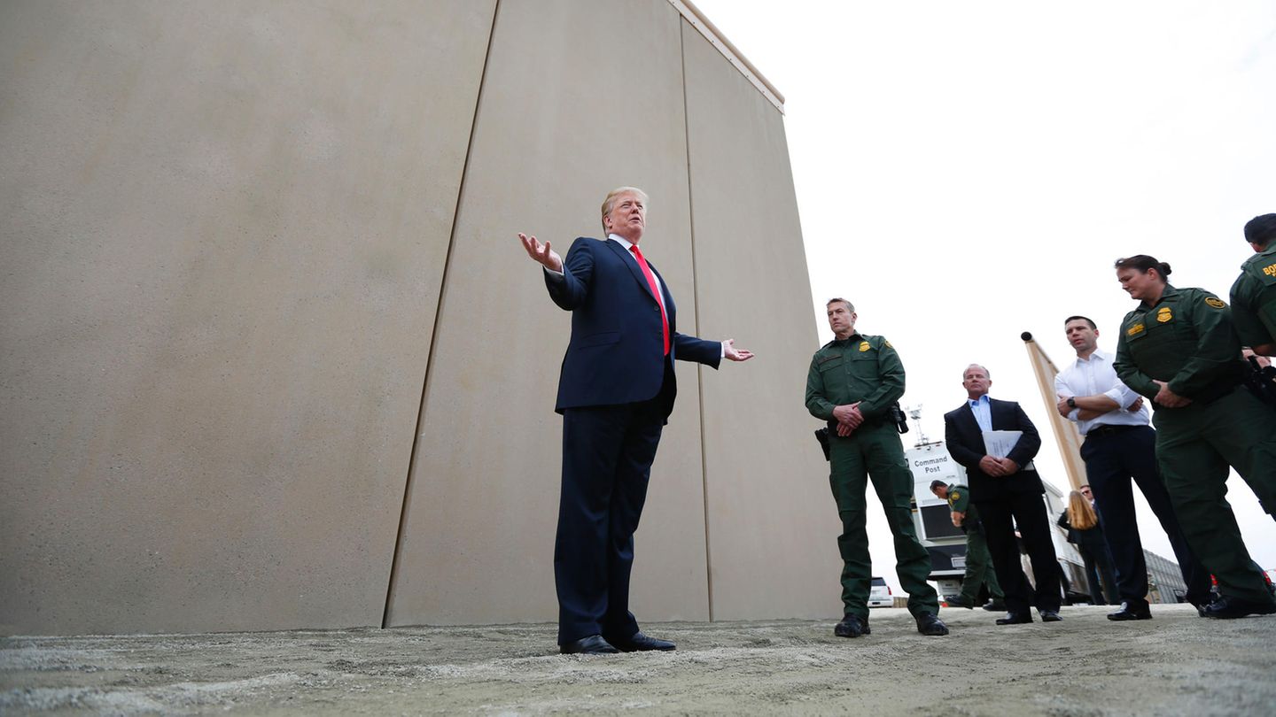 Donald Trump vor Mauer-Prototypen in San Diego County