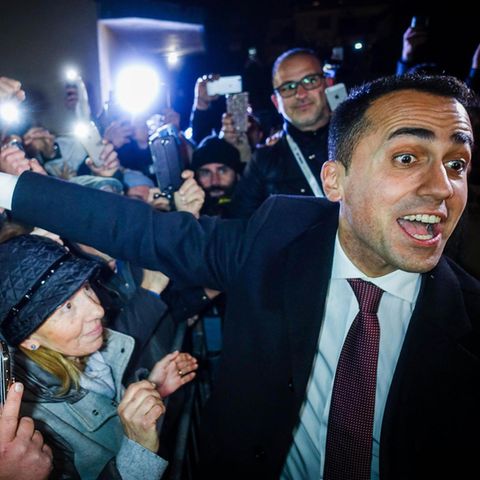 Nur einmal anfassen: Luigi Di Maio lässt sich von seinen Anhängern nahe Neapel feiern