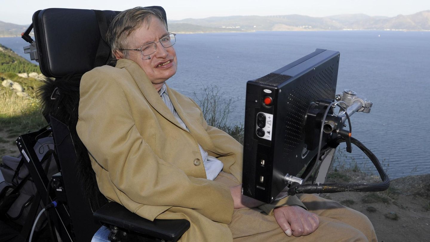 Stephen Hawking bei einem Besuch am Cap Finisterre