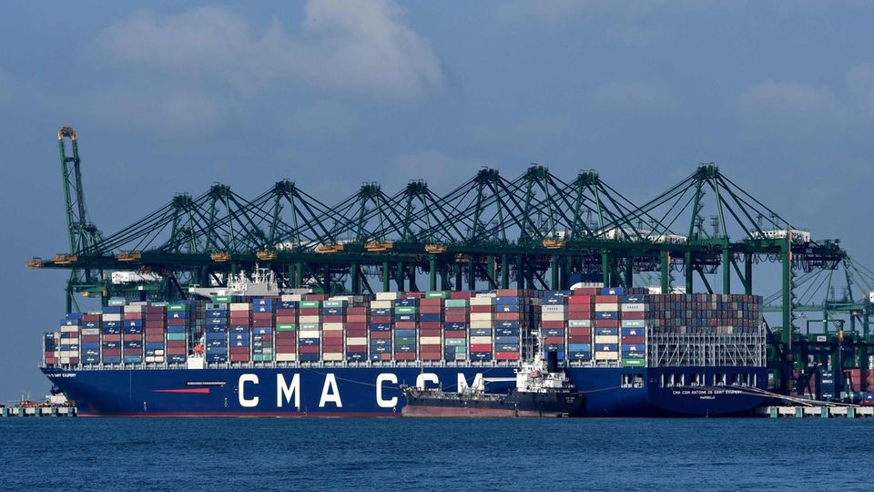 Das Conteinerschiff CMA CGM Antoine de Saint Exupéry kommt nach Hamburg