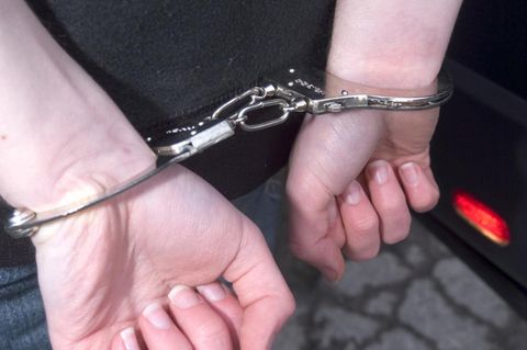 Jugendkriminalität - Messerattacken: Ein Jugendlicher in Handschellen (Symbolbild zur Jugendkriminalität)