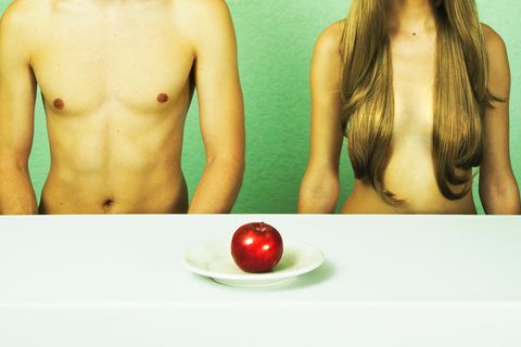 Zwei nackte Menschen auf einem Tinder-Date