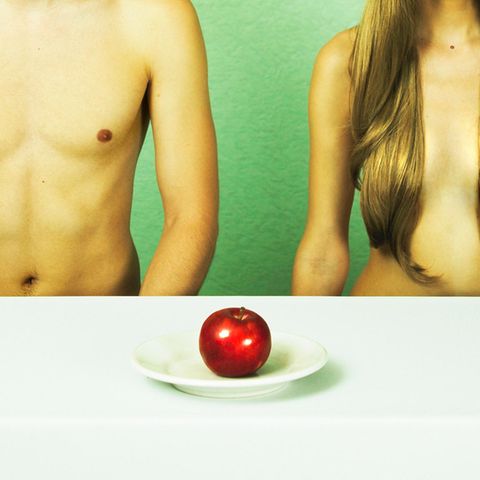 Zwei nackte Menschen auf einem Tinder-Date