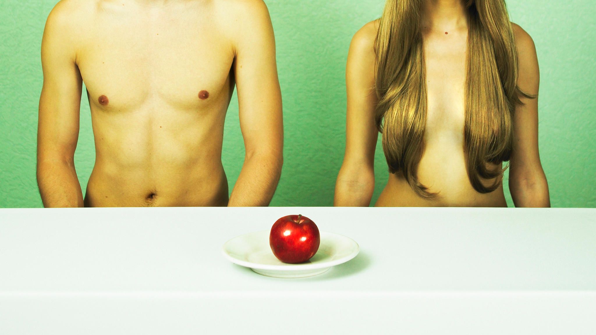 Zwei nackte Menschen auf einem Tinder-Date