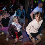 Nele tanzt mit Jade und ihren Mädels. Am Ende verabschieden sie sich, als wären sie beste Freundinnen.