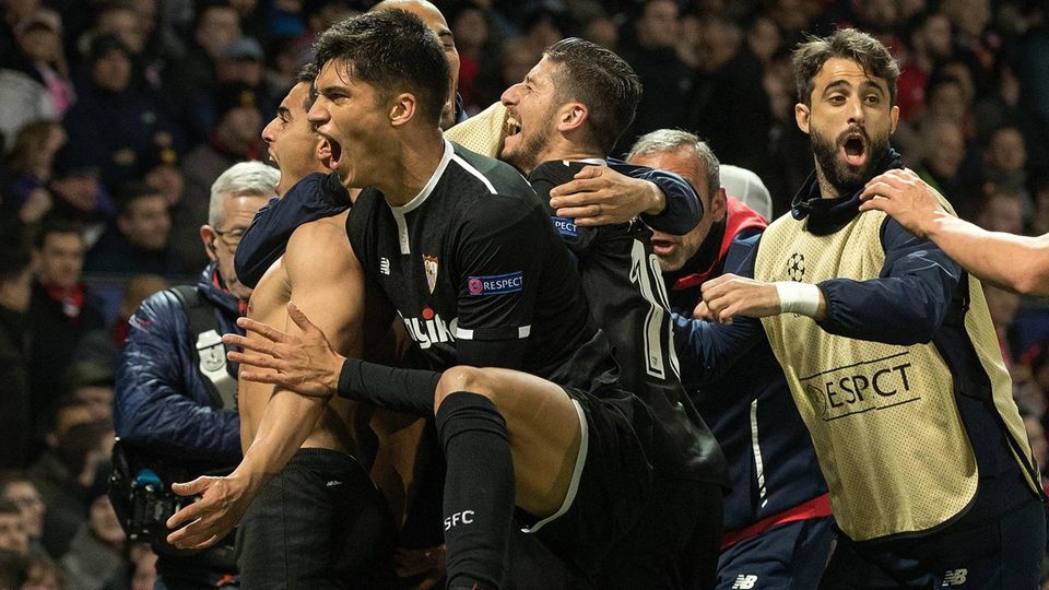 Die Spieler des FC Sevilla feiern den Sieg über Manchester United in der Champions League