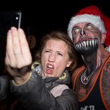 Auch eine Art von Kunstwerk. Roman findet es richtig geil, wenn die Leute Angst vor ihm haben.