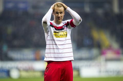 Ein Spieler von Rot-Weiß Erfurt schlägt die Hände über dem Kopf zusammen