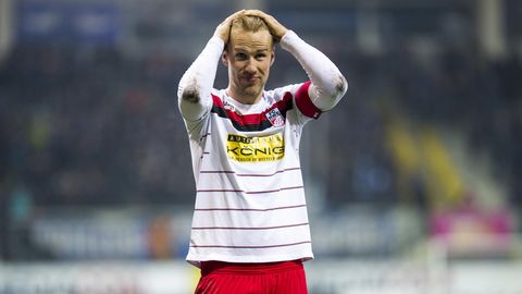 Ein Spieler von Rot-Weiß Erfurt schlägt die Hände über dem Kopf zusammen