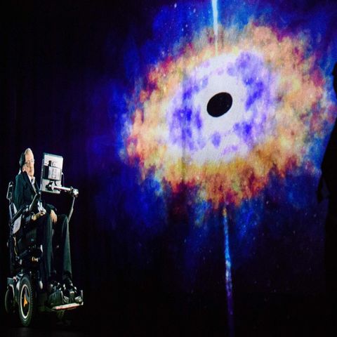 Stephen Hawking hält als live übertragenes Hologramm einen Vortrag über Schwarze Löcher