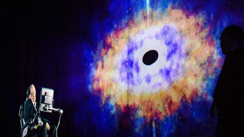 Stephen Hawking hält als live übertragenes Hologramm einen Vortrag über Schwarze Löcher Stephen Hawking hält als live übertragenes Hologramm einen Vortrag über Schwarze Löcher