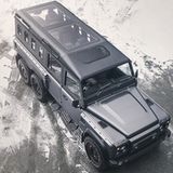 Von außen wirkt der Wagen wie ein Festung. Innen wird es durch das Glasdach licht und luftig.