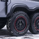 Die gewaltigen Reifen haben ausreichend Platz um zu federn.