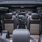 Mit bis zu neun Plätzen kommt auch eine Grossfamilie im Carrier unter.