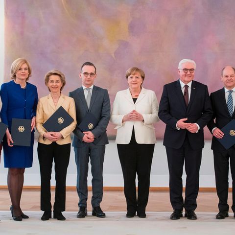 Teile des Kabinetts um Angela Merkel im Schloss Bellevue