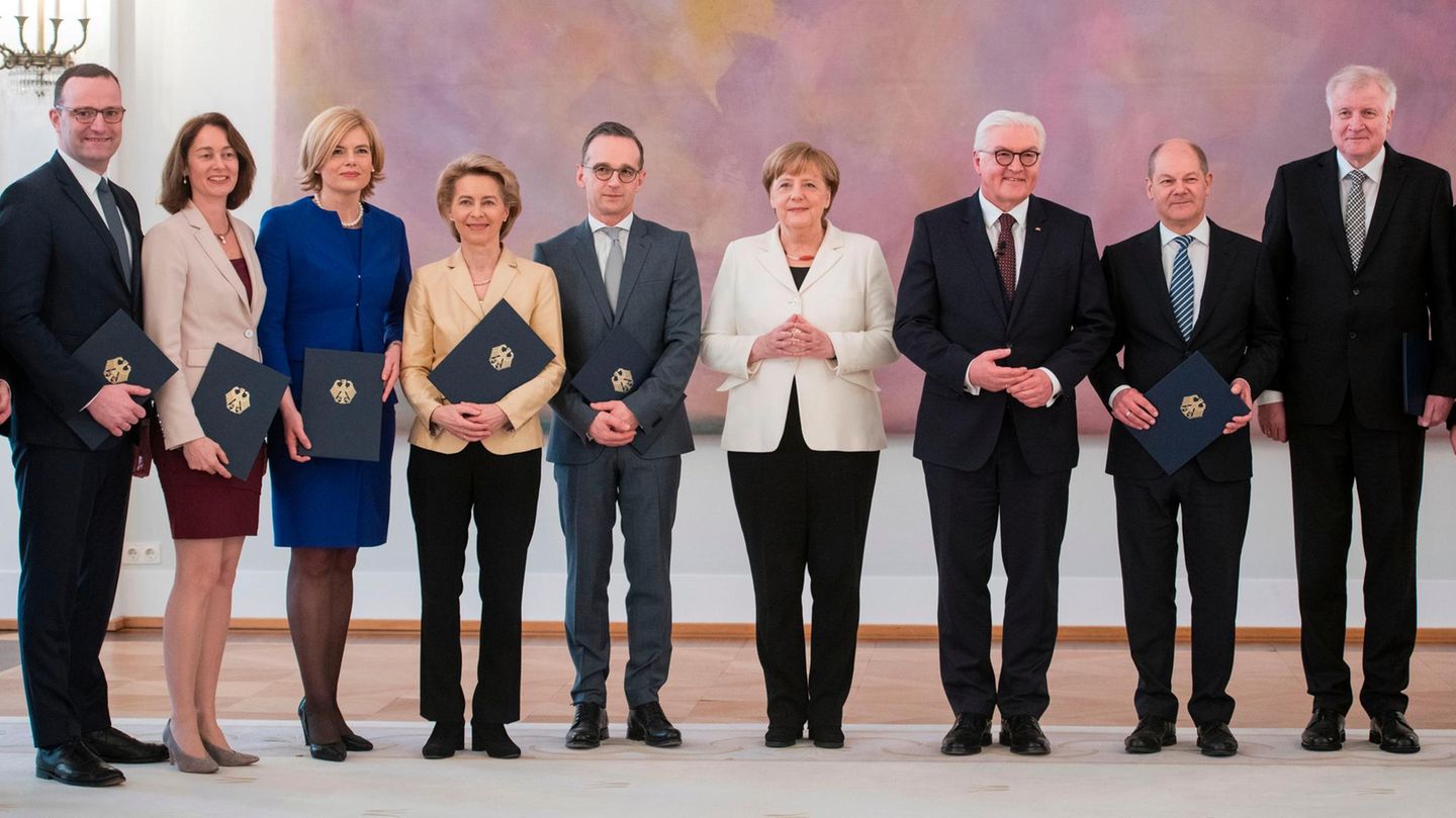Teile des Kabinetts um Angela Merkel im Schloss Bellevue