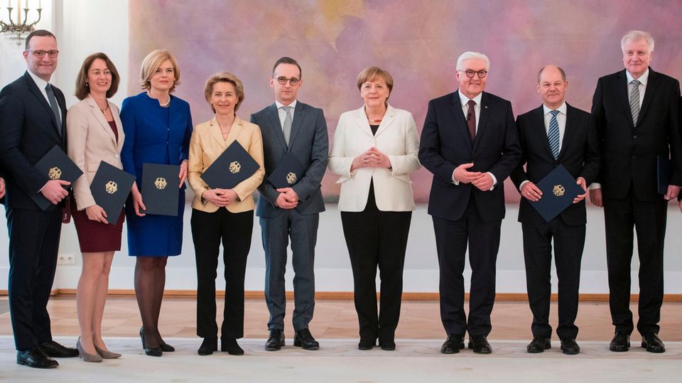 Teile des Kabinetts um Angela Merkel im Schloss Bellevue Teile des Kabinetts um Angela Merkel im Schloss Bellevue