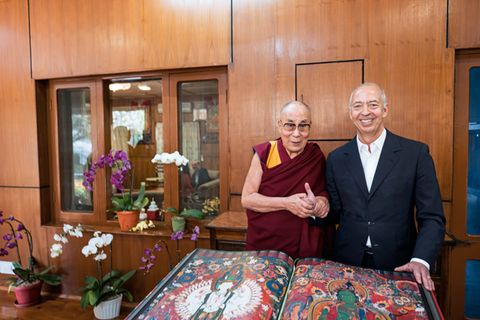 Verleger Benedikt Taschen übergibt dem Dalai Lama den wertvollen Fotoband "Murals of Tibet"
