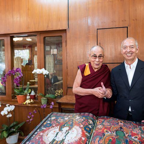 Verleger Benedikt Taschen übergibt dem Dalai Lama den wertvollen Fotoband "Murals of Tibet"