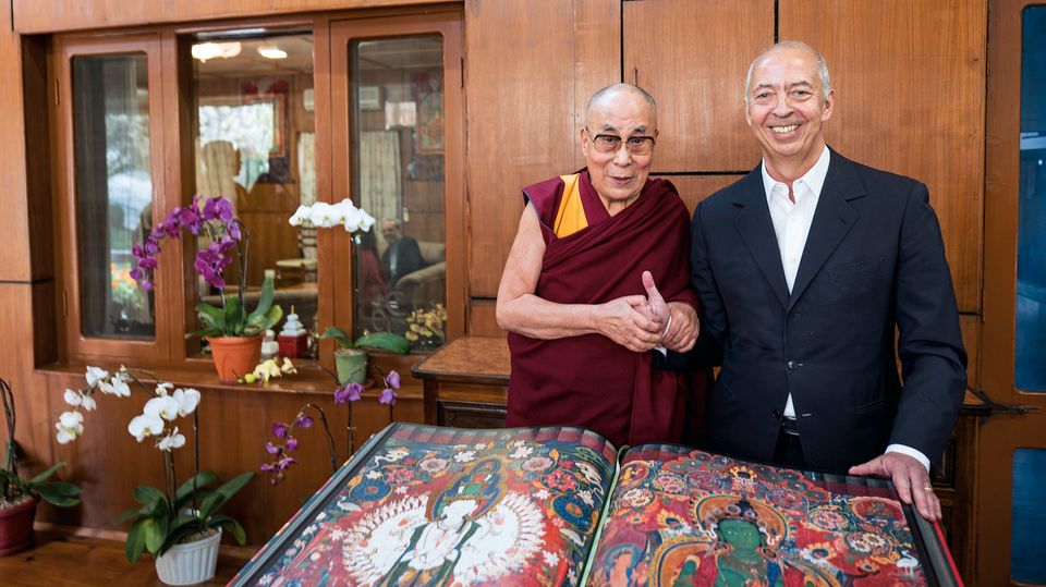 Verleger Benedikt Taschen übergibt dem Dalai Lama den wertvollen Fotoband "Murals of Tibet"