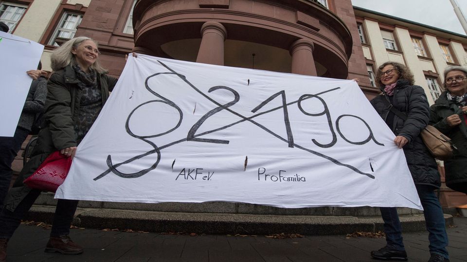 Abtreibungsgesetz: Paragraf 219 - Auf Twitter kritisieren viele den SPD-Rückzug Abtreibungsgesetz: Paragraf 219 - Auf Twitter kritisieren viele den SPD-Rückzug