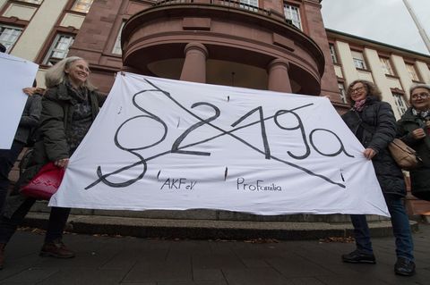 Abtreibungsgesetz: Paragraf 219 - Auf Twitter kritisieren viele den SPD-Rückzug