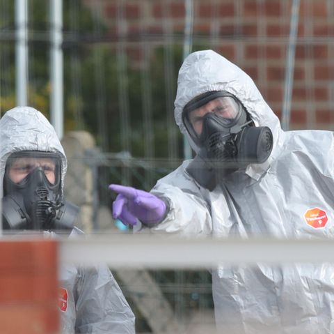 Soldaten tragen Schutzanzüge während der Ermittlungen zur Vergiftung des Ex-Doppelagent Skripal und dessen Tochter.
