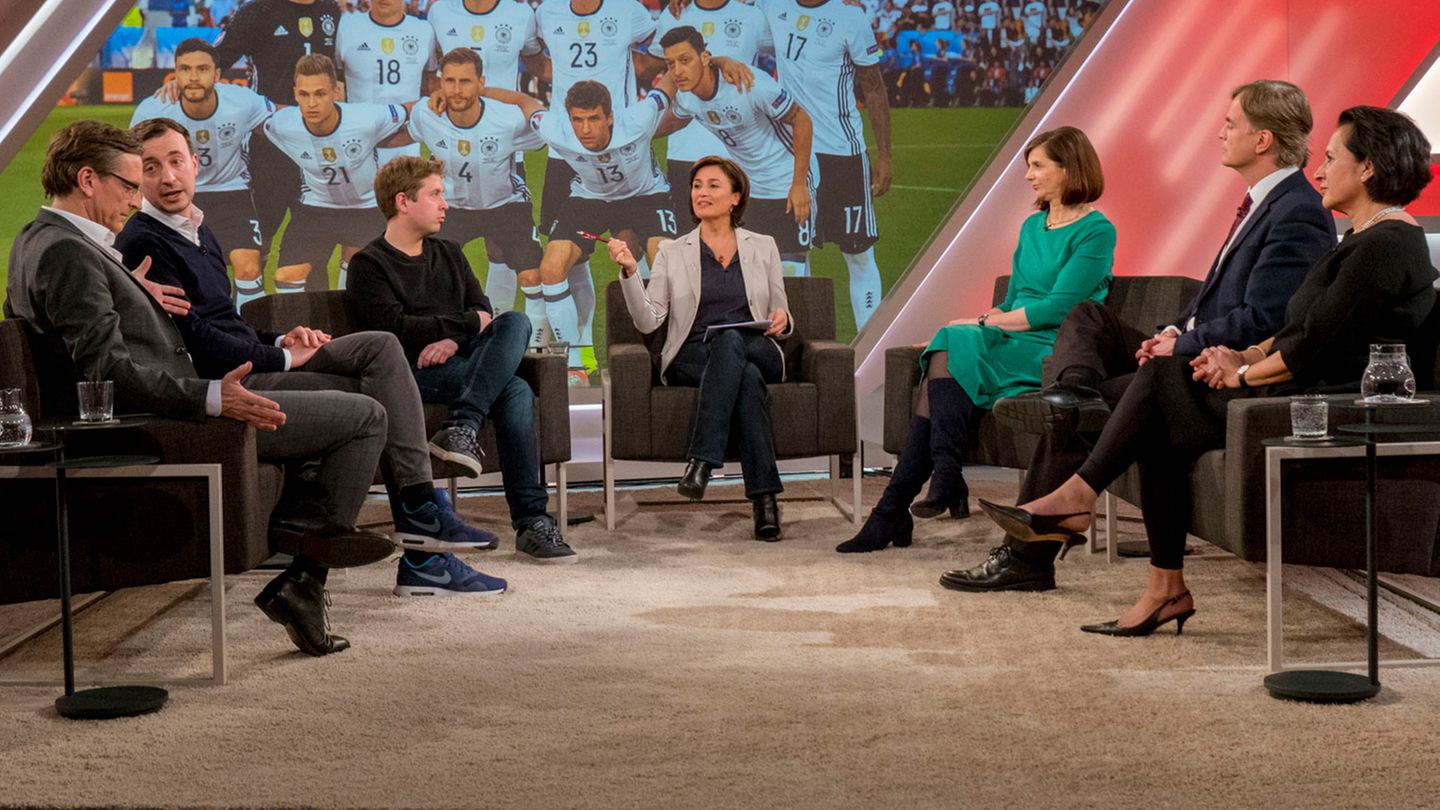 Die Fußball-Nationalmannschaft repräsentiere das Land in besonderem Maße, hieß es bei "Maischberger"